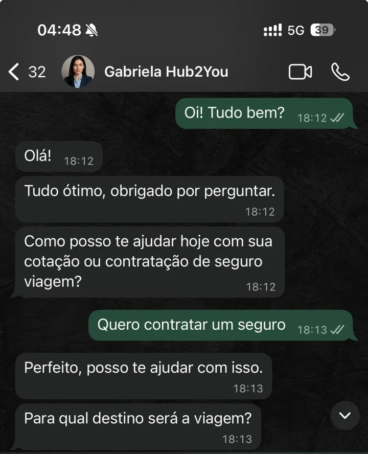 Agente de seguro viagem conversando com um cliente no WhatsApp